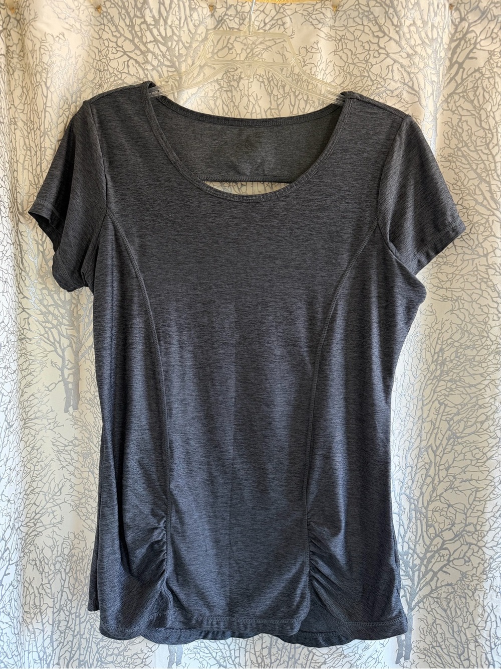 Women’s Short Sleeve Scoop Neck Top in Charcoal Gray